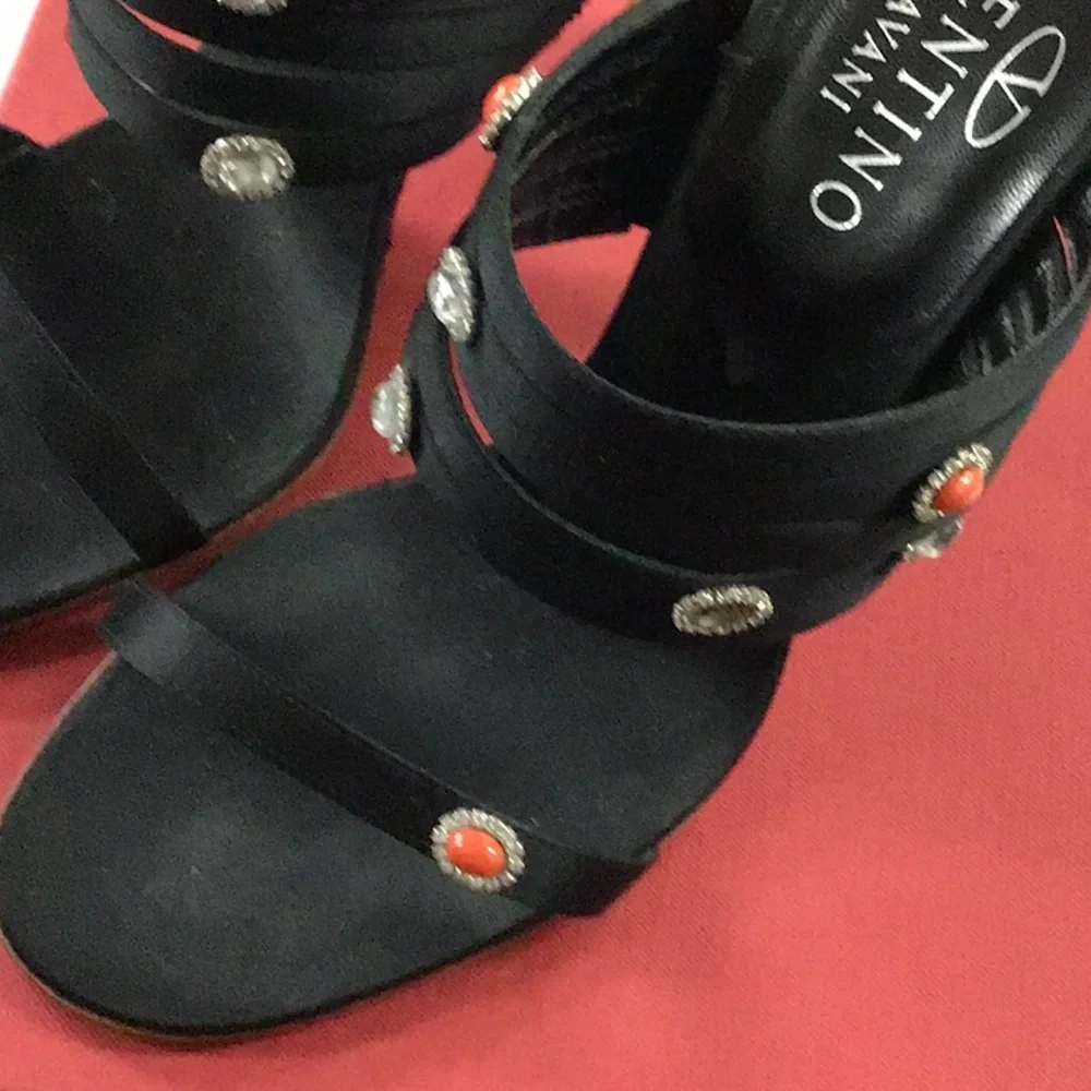 Valentino Gorgeous embellished shoe - Picture 5 of 11